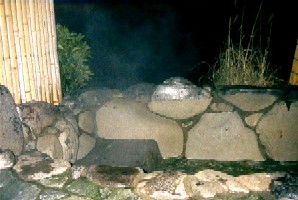 kunugi5.JPG (22624 バイト)岩風呂