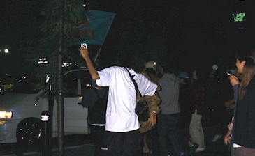 リーグ優勝直後、天神西通りの近くで熱狂するイマドキの若いヒトタチ
